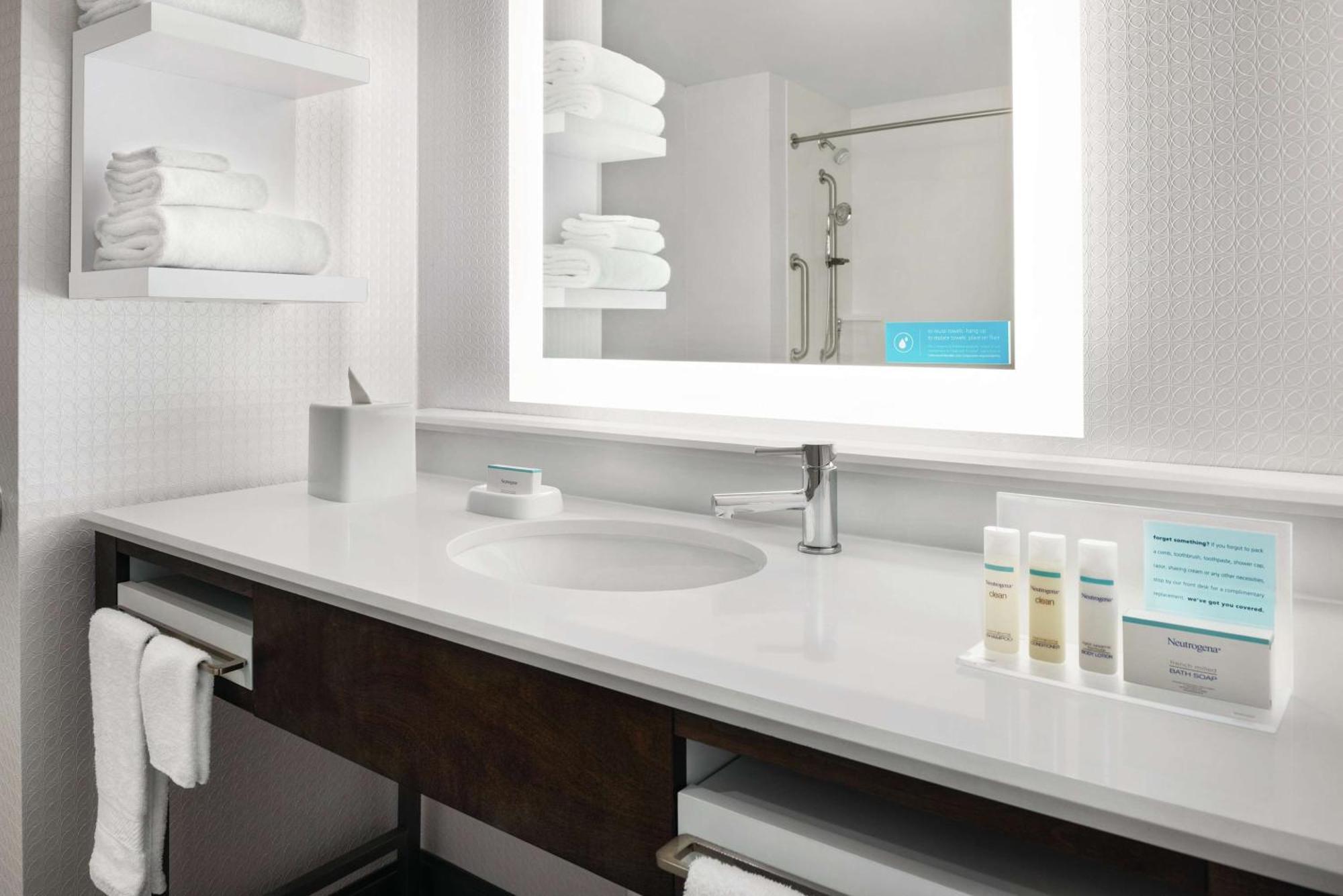 Hampton Inn Brooklyn Park Buitenkant foto