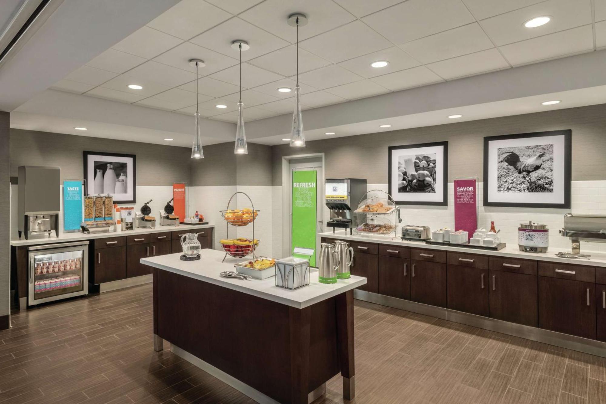 Hampton Inn Brooklyn Park Buitenkant foto