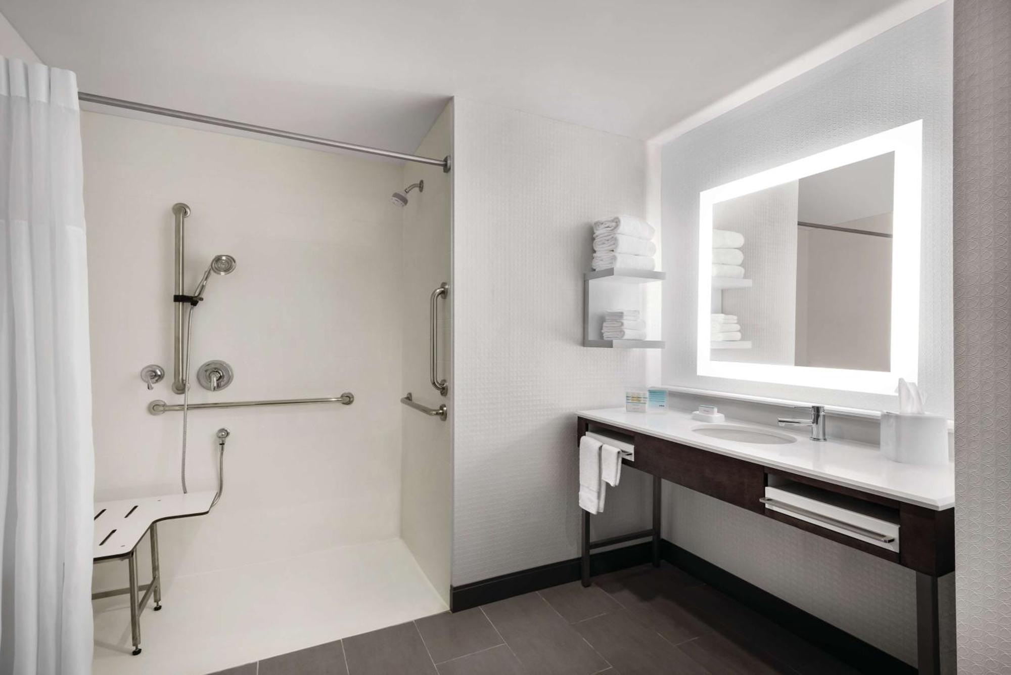 Hampton Inn Brooklyn Park Buitenkant foto