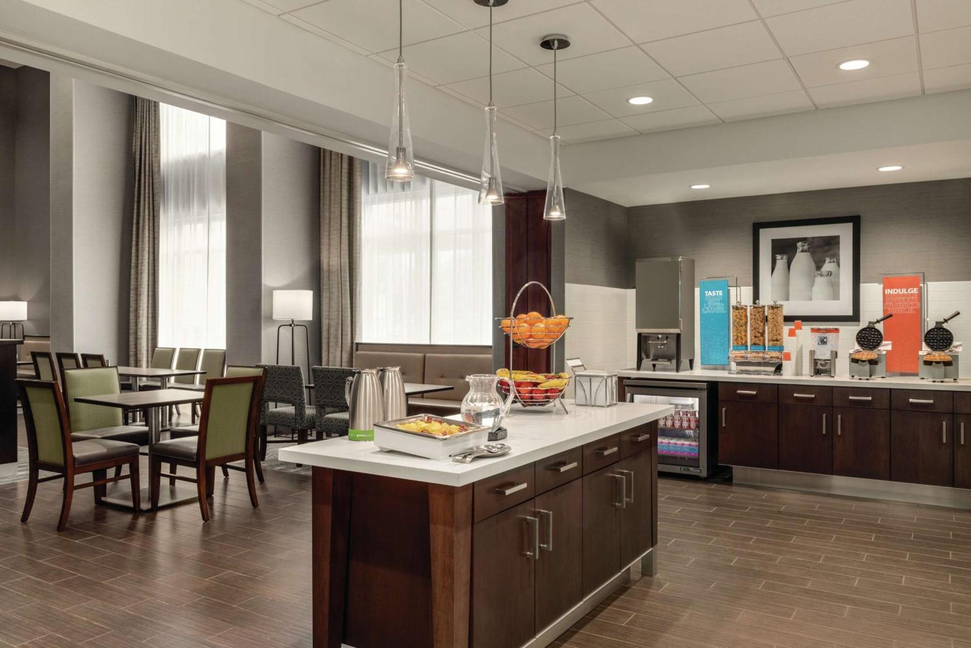Hampton Inn Brooklyn Park Buitenkant foto