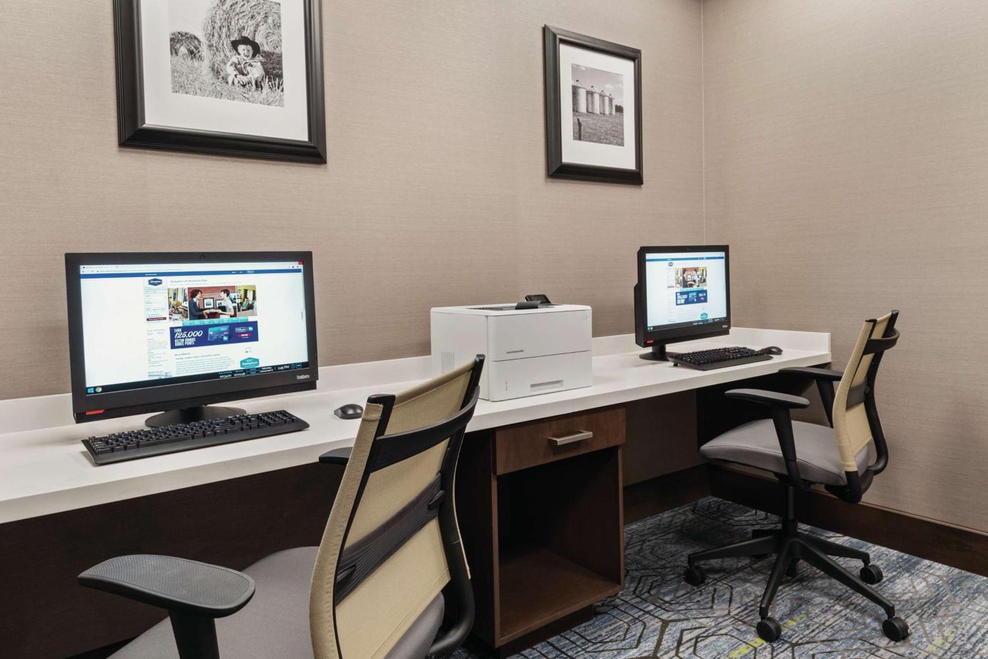 Hampton Inn Brooklyn Park Buitenkant foto
